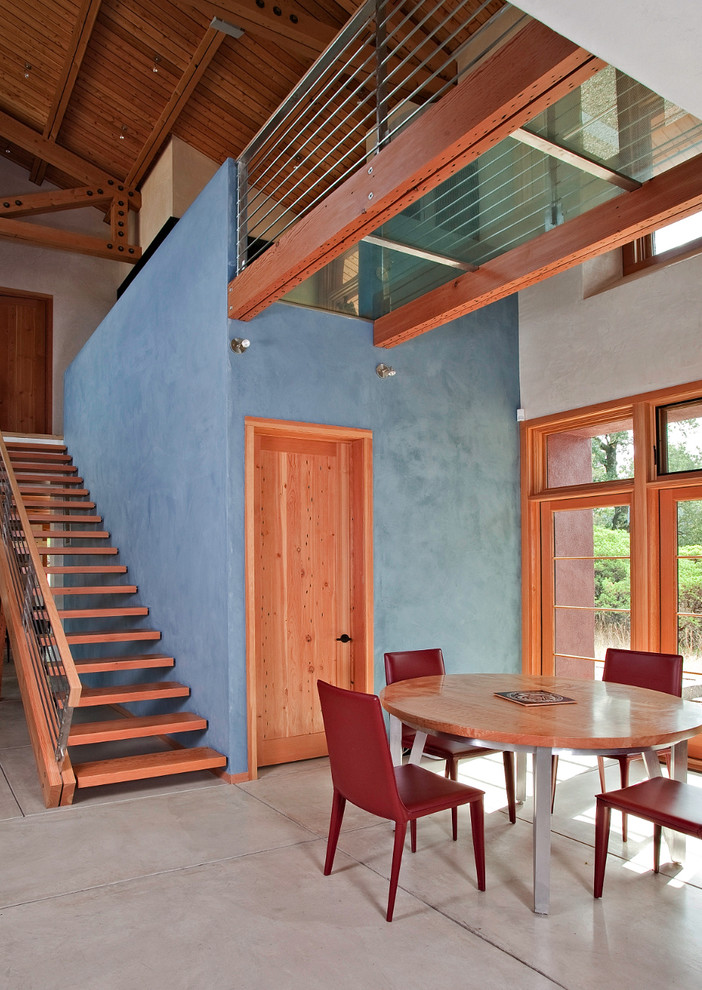 Стильный дизайн: столовая в стиле лофт с бетонным полом и синими стенами - последний тренд
