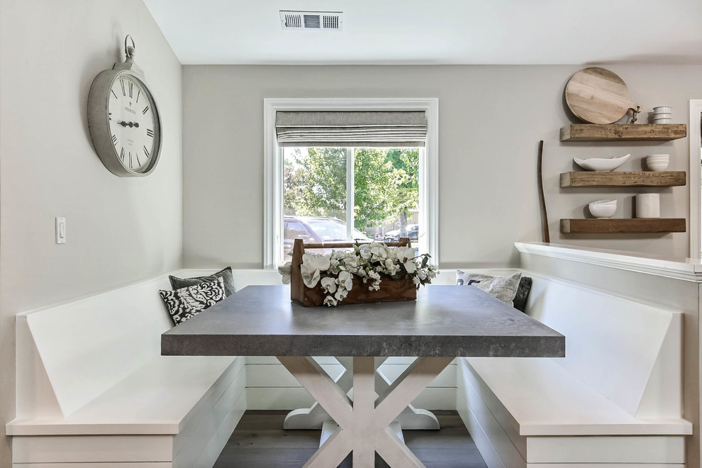 Cette photo montre une salle à manger ouverte sur la cuisine nature de taille moyenne avec un mur gris, parquet clair, aucune cheminée et un sol beige.
