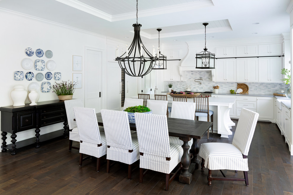 Idee per una sala da pranzo aperta verso la cucina classica con pareti bianche, parquet scuro e pavimento marrone