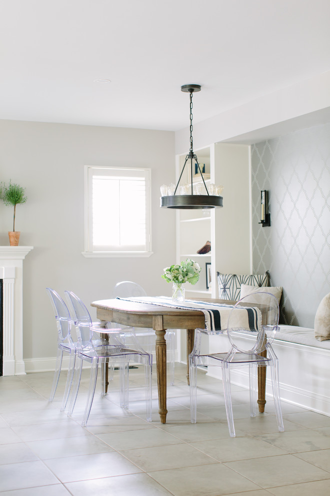 Dining room - small coastal dining room idea in Chicago with gray walls