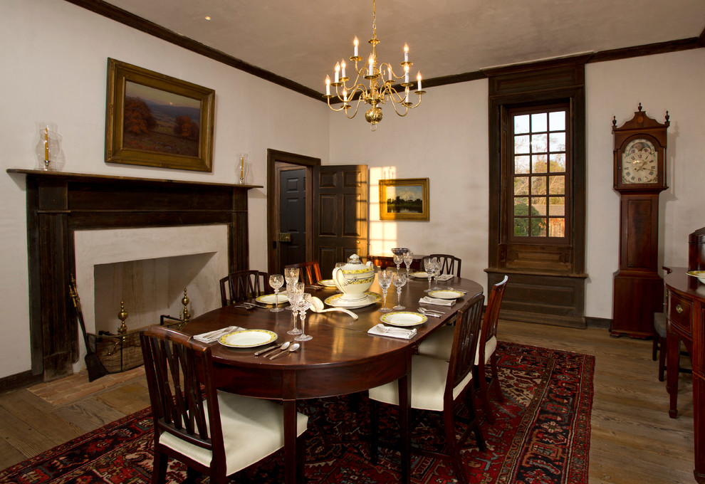 Esempio di una sala da pranzo classica chiusa e di medie dimensioni con pareti bianche, pavimento in legno massello medio e camino classico