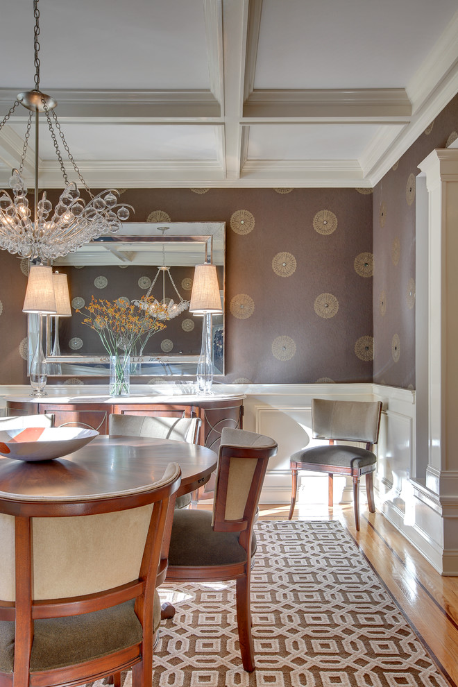 Réalisation d'une salle à manger ouverte sur le salon tradition de taille moyenne avec un mur marron et un sol en bois brun.