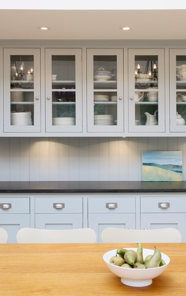 Inspiration pour une salle à manger ouverte sur la cuisine traditionnelle avec un mur blanc.