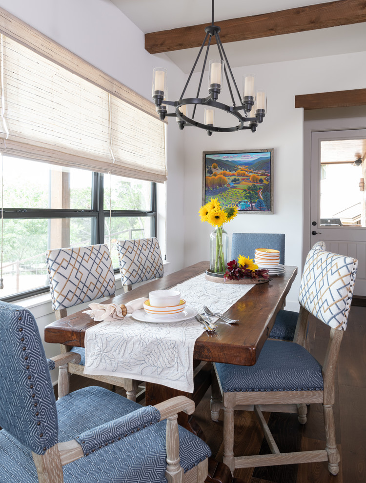 Immagine di una sala da pranzo aperta verso la cucina american style di medie dimensioni con pareti bianche, parquet scuro e pavimento marrone
