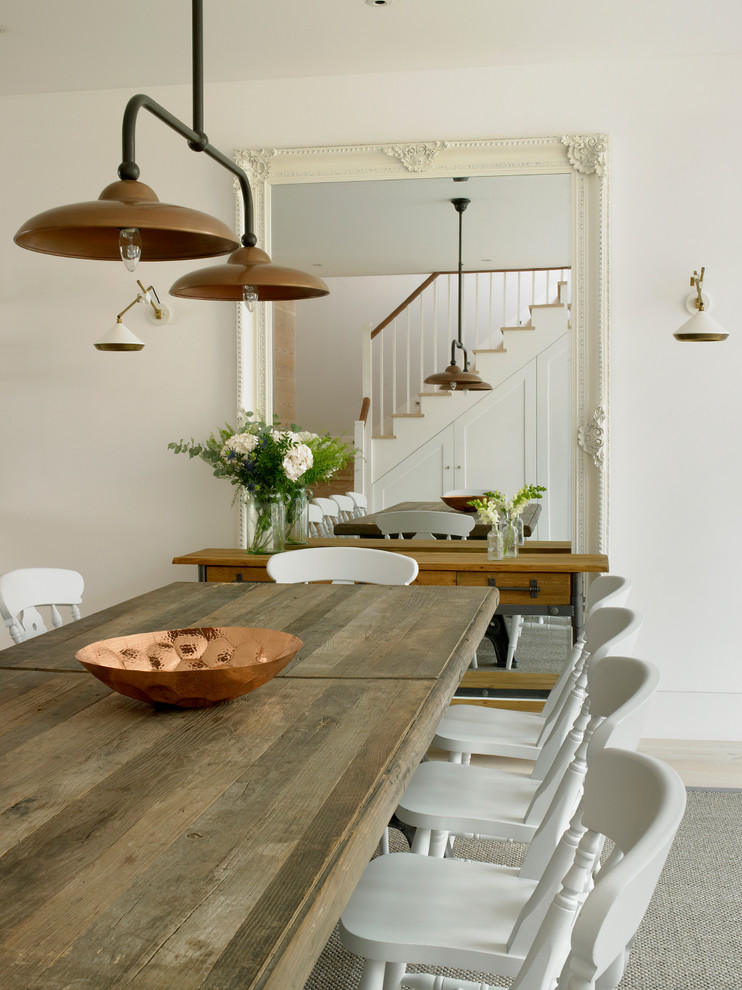 Immagine di una grande sala da pranzo aperta verso la cucina boho chic con pareti bianche, moquette e pavimento grigio