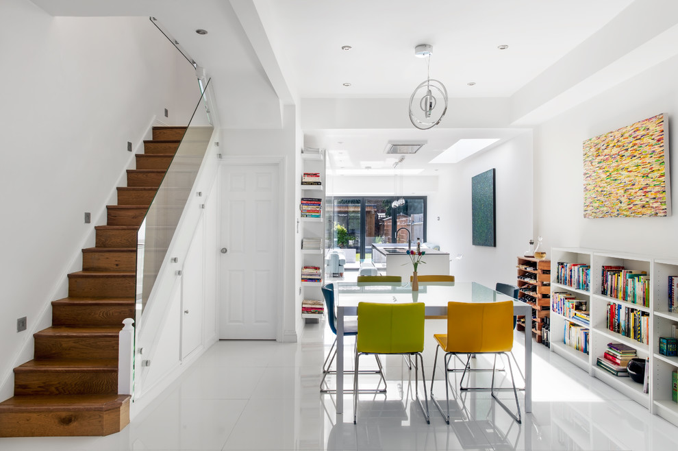 Идея дизайна: кухня-столовая среднего размера в современном стиле с белыми стенами и белым полом без камина