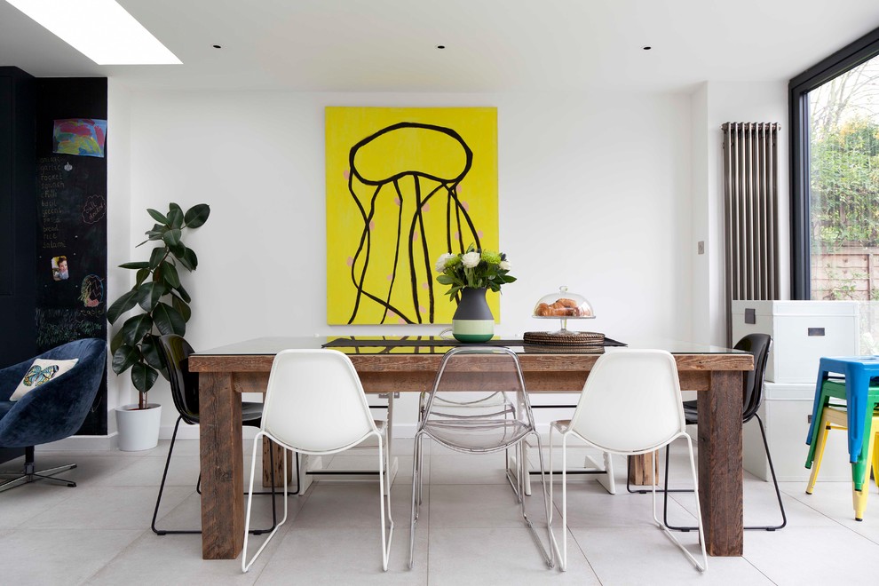 Esempio di una sala da pranzo aperta verso il soggiorno contemporanea di medie dimensioni con pareti bianche e pavimento grigio