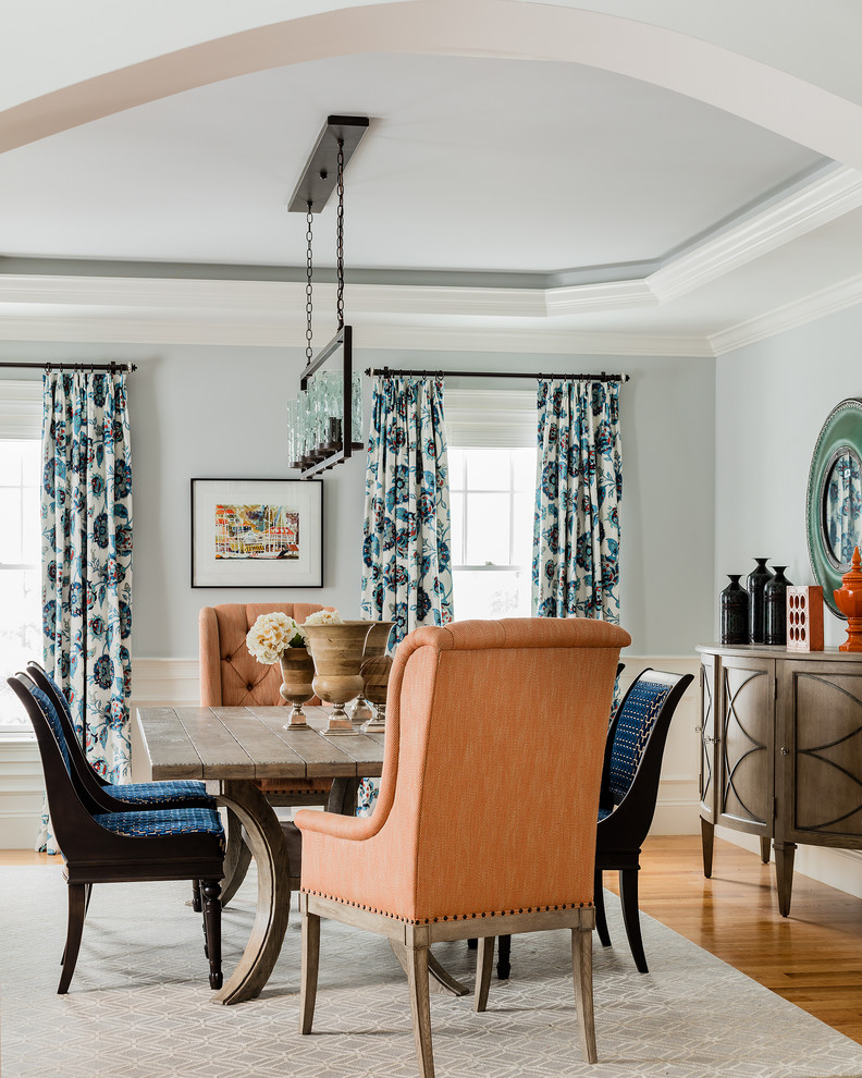 Cette image montre une salle à manger traditionnelle fermée et de taille moyenne avec un mur bleu, parquet clair et aucune cheminée.