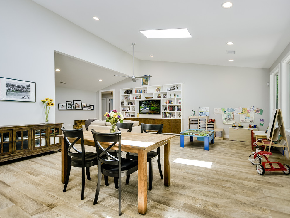 Esempio di una sala da pranzo aperta verso il soggiorno design di medie dimensioni con pareti grigie, pavimento con piastrelle in ceramica e pavimento marrone