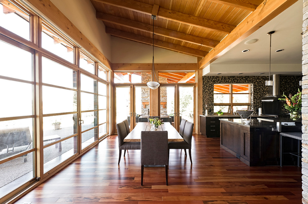 Idée de décoration pour une salle à manger ouverte sur la cuisine design de taille moyenne avec un mur beige, parquet foncé et aucune cheminée.