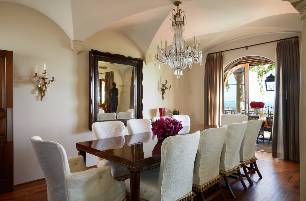 Idee per una grande sala da pranzo mediterranea con pareti beige, pavimento in legno massello medio e pavimento marrone