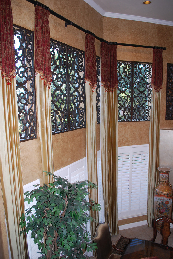 Exemple d'une salle à manger chic fermée et de taille moyenne avec un mur marron et un sol en carrelage de porcelaine.
