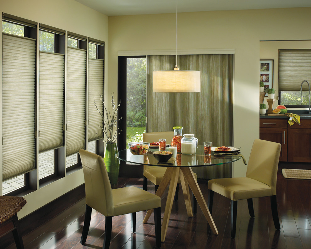Inspiration pour une salle à manger minimaliste avec un mur beige et parquet foncé.