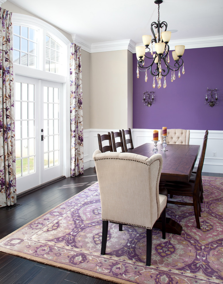 Cette image montre une salle à manger traditionnelle avec un mur violet et parquet foncé.
