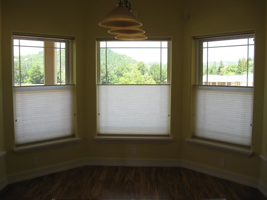 Immagine di una piccola sala da pranzo classica chiusa con pareti gialle e pavimento in legno massello medio