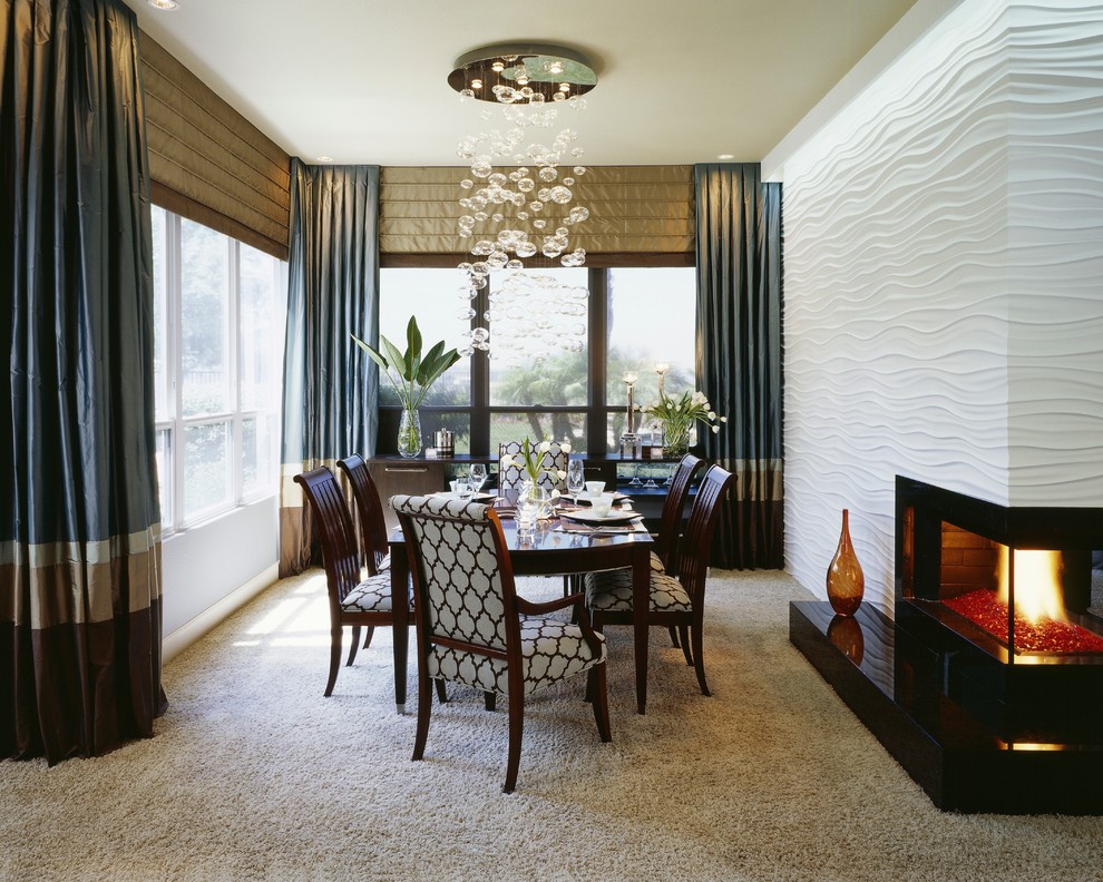 Пример оригинального дизайна: кухня-столовая среднего размера в стиле модернизм с синими стенами, ковровым покрытием, стандартным камином и фасадом камина из металла