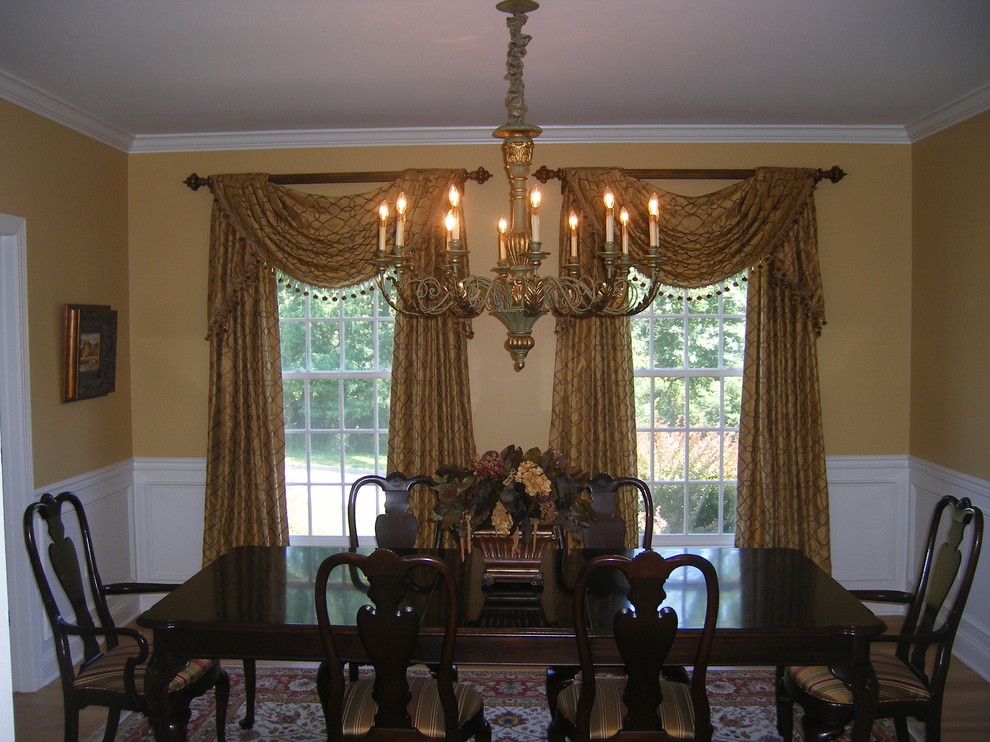 Источник вдохновения для домашнего уюта: гостиная-столовая среднего размера в классическом стиле с желтыми стенами, полом из ламината и бежевым полом
