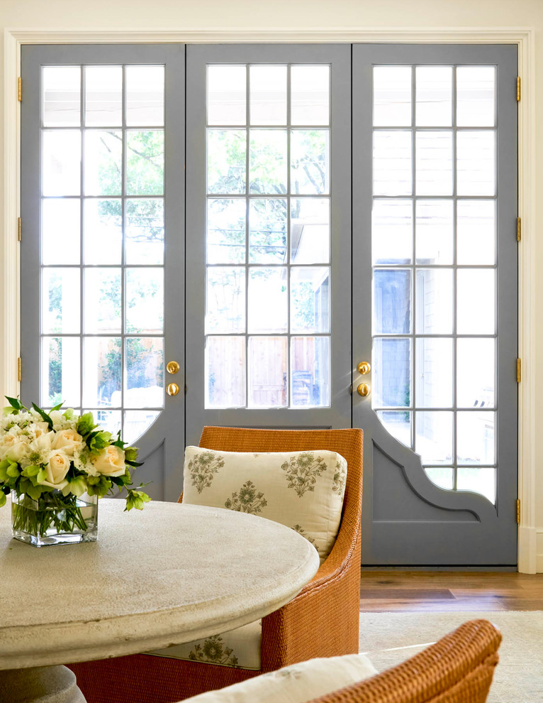 На фото: гостиная-столовая среднего размера в стиле неоклассика (современная классика) с белыми стенами и паркетным полом среднего тона с