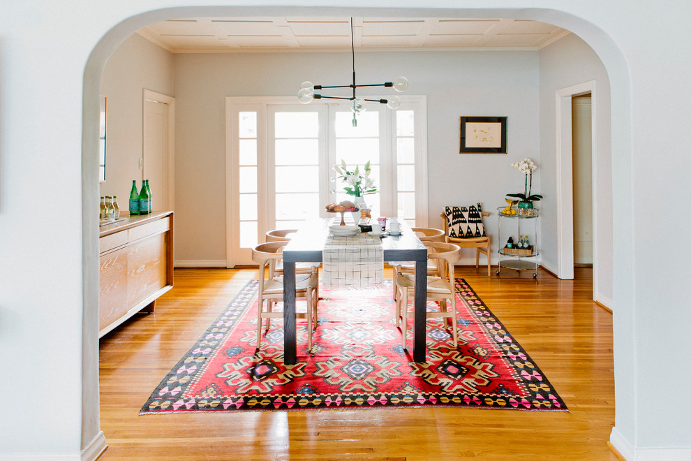 Стильный дизайн: маленькая кухня-столовая в стиле неоклассика (современная классика) с серыми стенами и светлым паркетным полом без камина для на участке и в саду - последний тренд