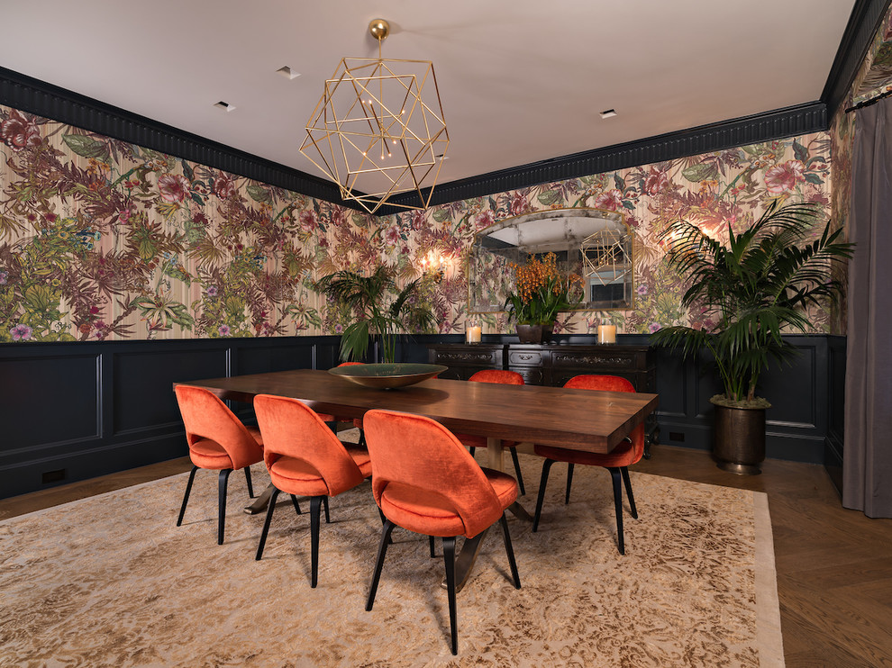 Immagine di una sala da pranzo contemporanea chiusa e di medie dimensioni con pareti multicolore, pavimento in legno massello medio e nessun camino
