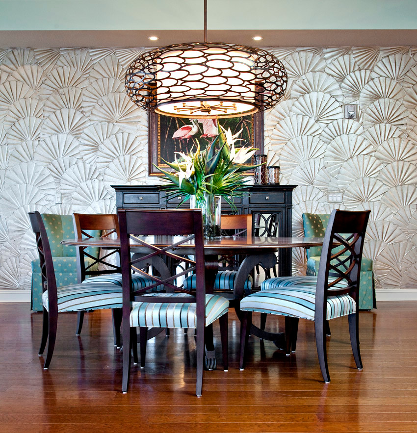 Diseño de comedor de cocina tropical grande con paredes multicolor y suelo de madera en tonos medios