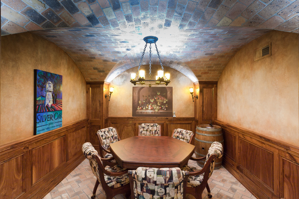 Immagine di una sala da pranzo eclettica di medie dimensioni e chiusa con pareti beige, pavimento in mattoni, nessun camino e pavimento marrone