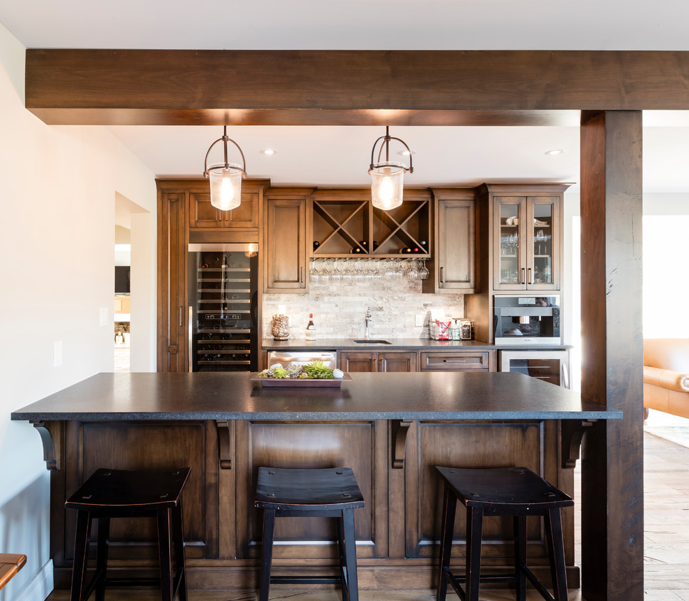 Foto di una sala da pranzo aperta verso la cucina stile rurale di medie dimensioni con pareti bianche, pavimento in legno massello medio, nessun camino e pavimento marrone