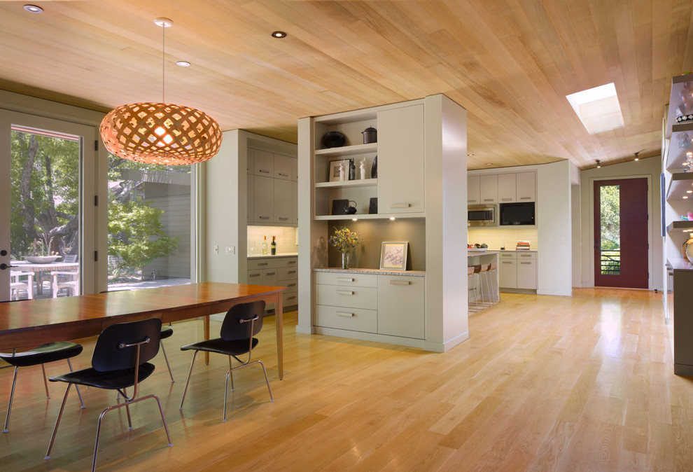 Idéer för ett mellanstort modernt kök med matplats, med ljust trägolv och vita väggar