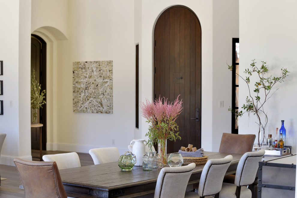 Источник вдохновения для домашнего уюта: столовая в средиземноморском стиле с белыми стенами