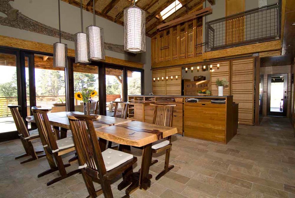 Cette image montre une grande salle à manger ouverte sur le salon traditionnelle avec un mur beige et un sol en carrelage de céramique.