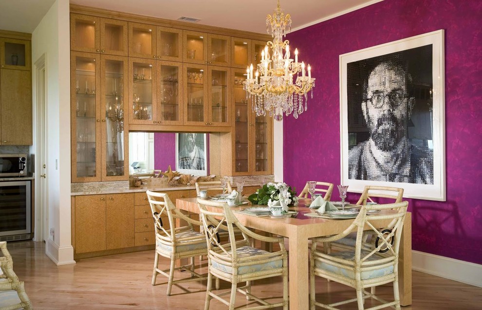 Immagine di una sala da pranzo contemporanea con pareti viola, parquet chiaro e pavimento beige