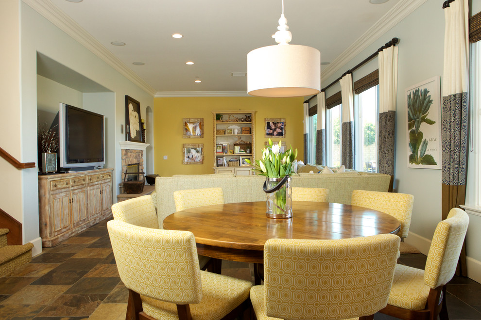 Idée de décoration pour une salle à manger ouverte sur la cuisine design avec un mur bleu et un sol en carrelage de porcelaine.