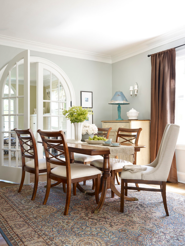 Large classic enclosed dining room in Chicago with grey walls.