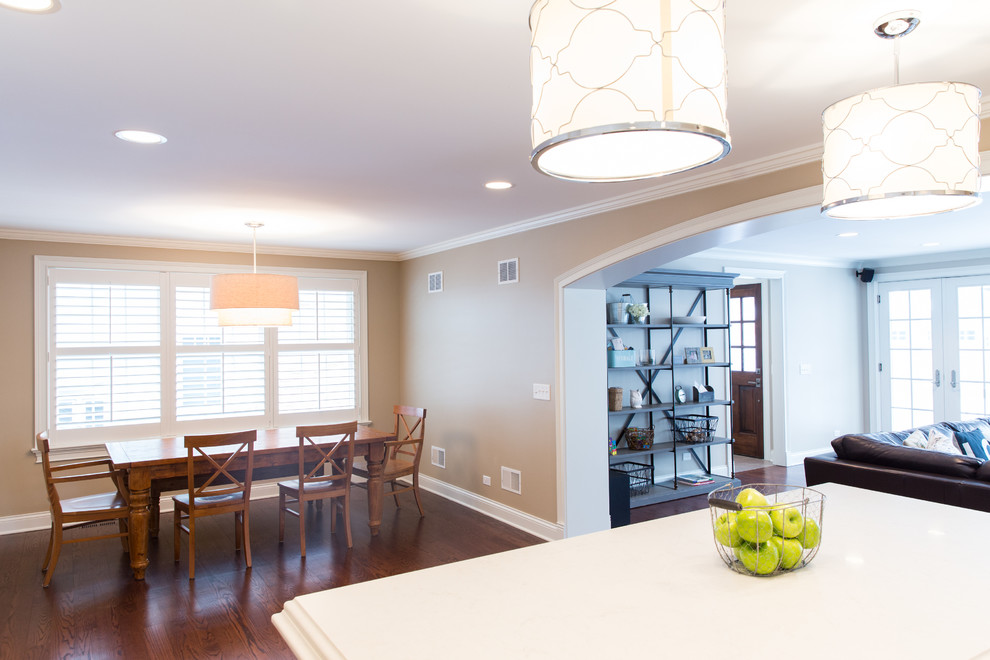 Exemple d'une salle à manger ouverte sur la cuisine chic de taille moyenne avec un mur beige, parquet foncé et aucune cheminée.