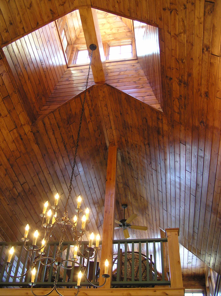 Foto de comedor de estilo americano grande abierto con paredes marrones y suelo de madera en tonos medios