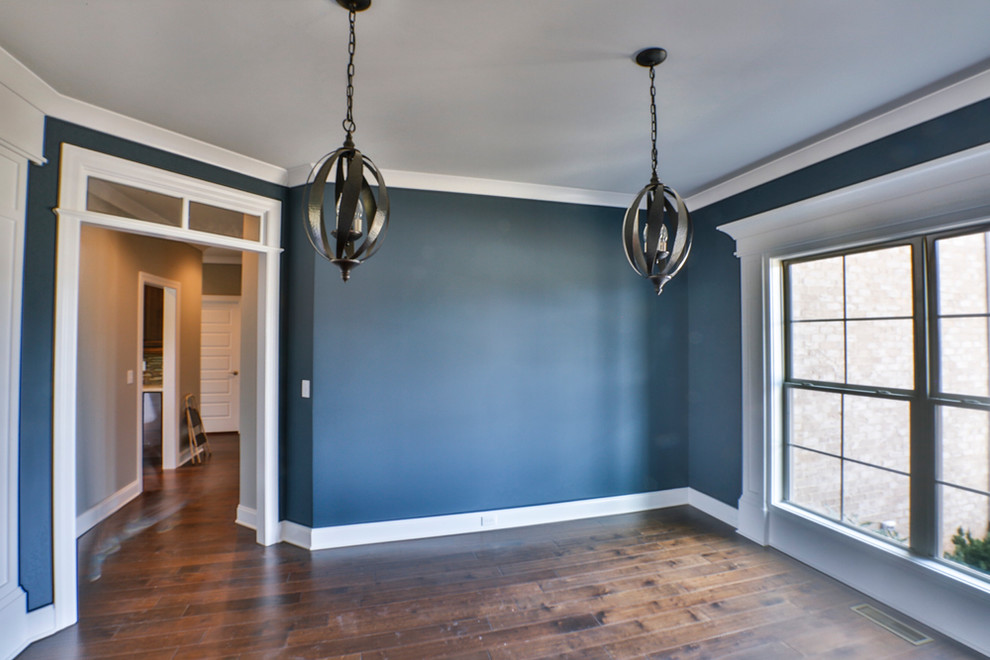 Esempio di una piccola sala da pranzo minimalista con pareti blu e pavimento in legno massello medio