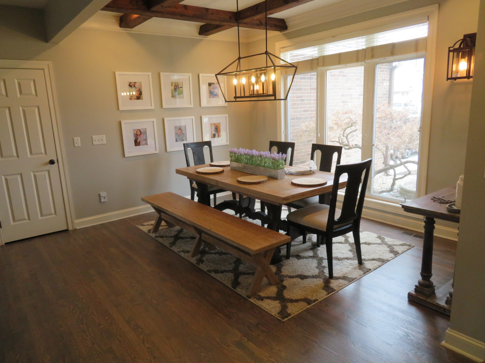 Idée de décoration pour une salle à manger champêtre avec un sol en bois brun et un sol gris.