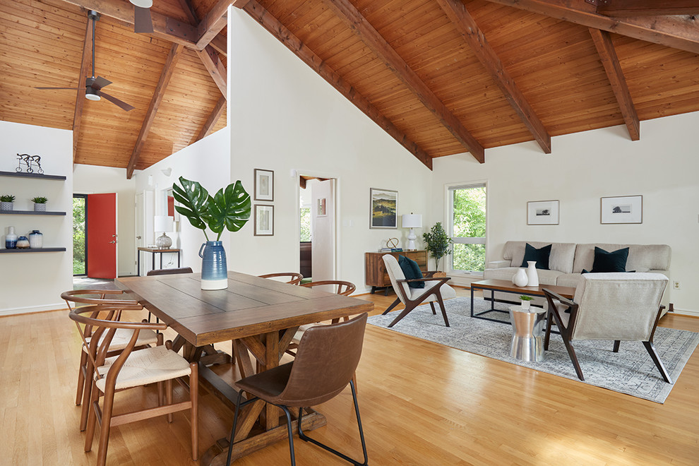Immagine di una sala da pranzo aperta verso il soggiorno minimal di medie dimensioni con pareti bianche, parquet chiaro e pavimento beige