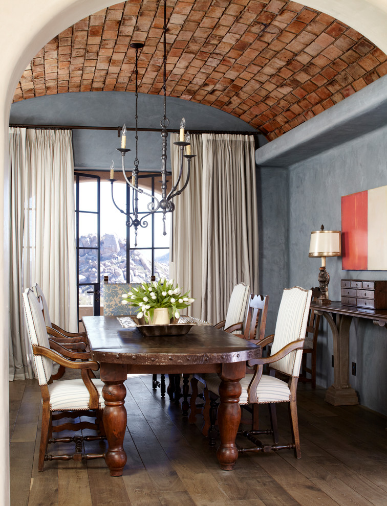 Idee per una sala da pranzo stile americano con pareti grigie, parquet scuro e pavimento marrone