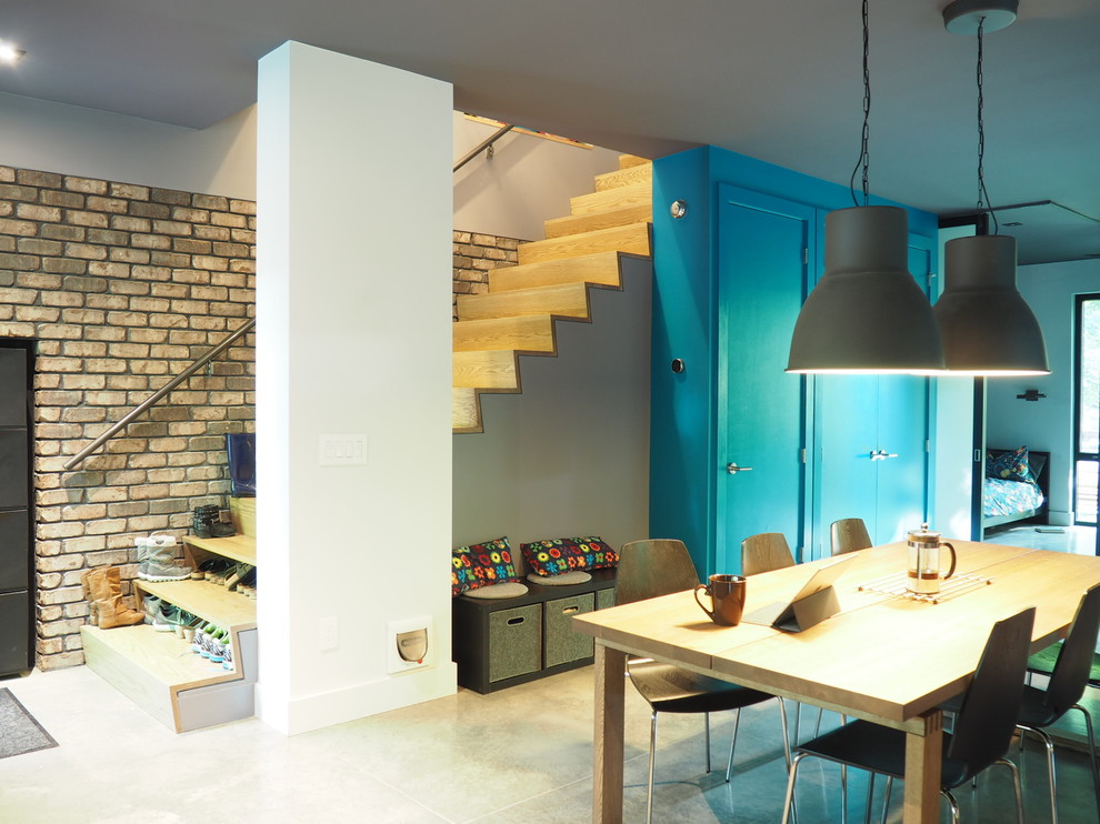 Стильный дизайн: кухня-столовая среднего размера в стиле модернизм с зелеными стенами, бетонным полом и серым полом - последний тренд