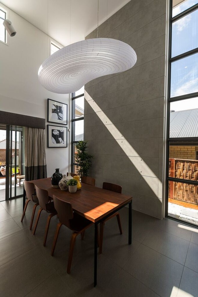 Идея дизайна: кухня-столовая среднего размера в стиле модернизм с серыми стенами и бетонным полом