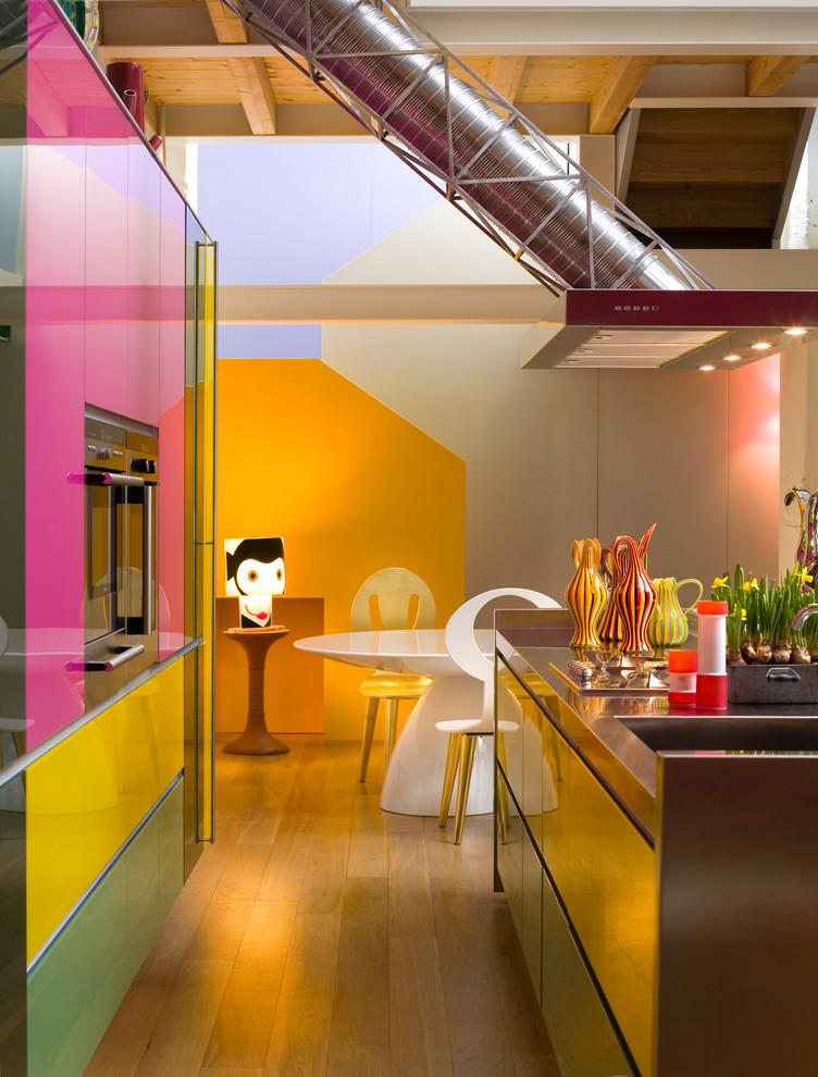 Свежая идея для дизайна: большая кухня-гостиная в современном стиле с паркетным полом среднего тона - отличное фото интерьера