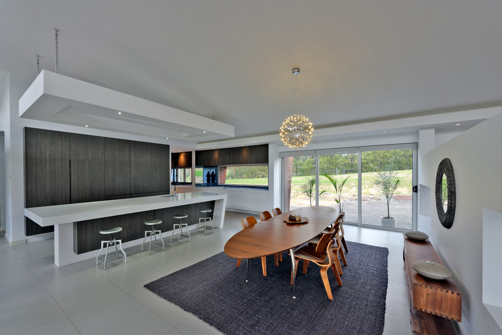 Große Moderne Wohnküche mit grauer Wandfarbe in Melbourne