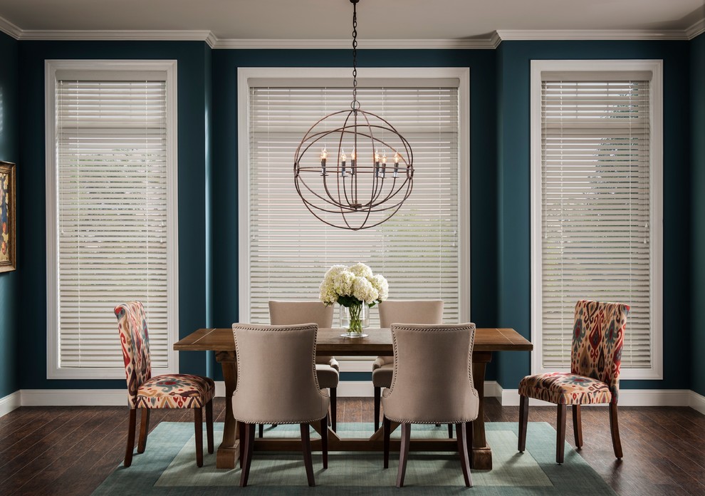 Источник вдохновения для домашнего уюта: большая отдельная столовая в стиле неоклассика (современная классика) с синими стенами и темным паркетным полом без камина
