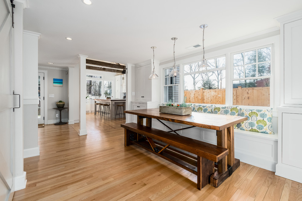 Mittelgroße Landhausstil Wohnküche ohne Kamin mit grauer Wandfarbe und hellem Holzboden in New York