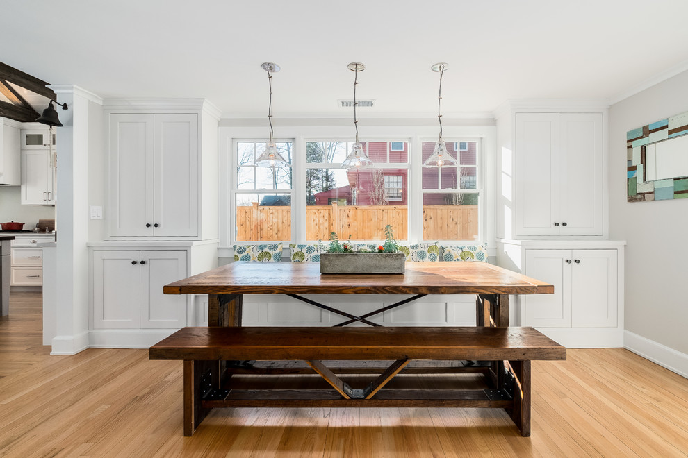Mittelgroße Landhaus Wohnküche ohne Kamin mit grauer Wandfarbe und hellem Holzboden in New York