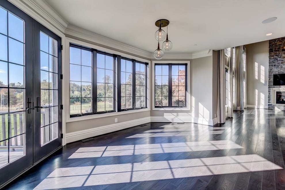 Offenes, Großes Modernes Esszimmer ohne Kamin mit beiger Wandfarbe, dunklem Holzboden und braunem Boden in Chicago