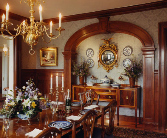 Réalisation d'une salle à manger tradition fermée avec un mur beige, un sol en bois brun et aucune cheminée.