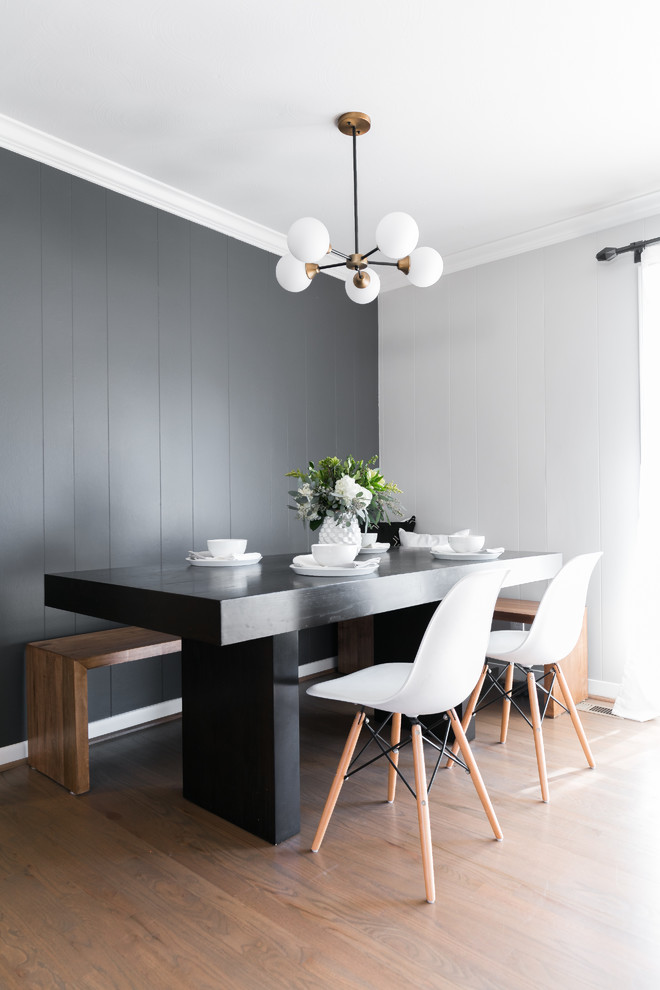 Источник вдохновения для домашнего уюта: столовая в современном стиле с черными стенами, паркетным полом среднего тона и коричневым полом