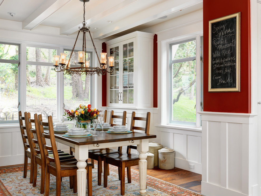 Свежая идея для дизайна: кухня-столовая среднего размера в классическом стиле с красными стенами и темным паркетным полом - отличное фото интерьера
